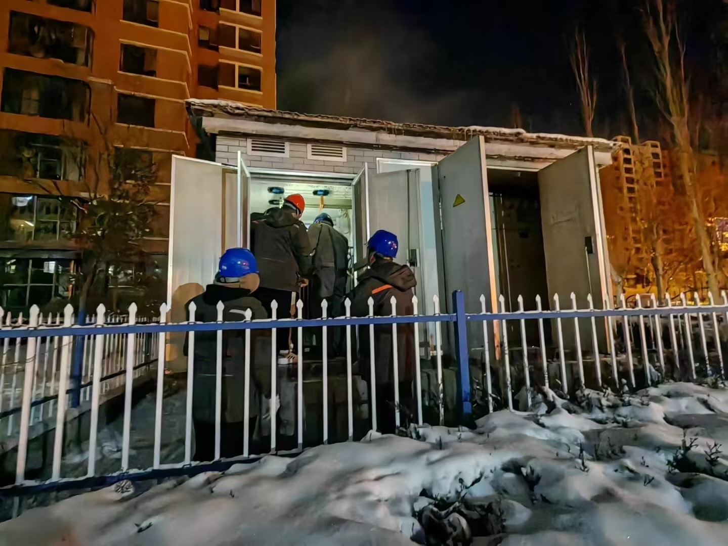 風(fēng)雪來襲入冬寒，電力搶修送溫暖