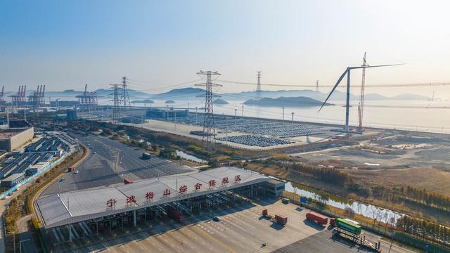 浙江省首個低碳碼頭示范工程首臺風(fēng)機(jī)并網(wǎng)發(fā)電