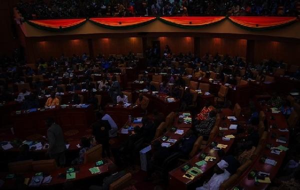 英媒：加納議會(huì)欠電費(fèi)，電力公司拉閘打斷國(guó)情咨文