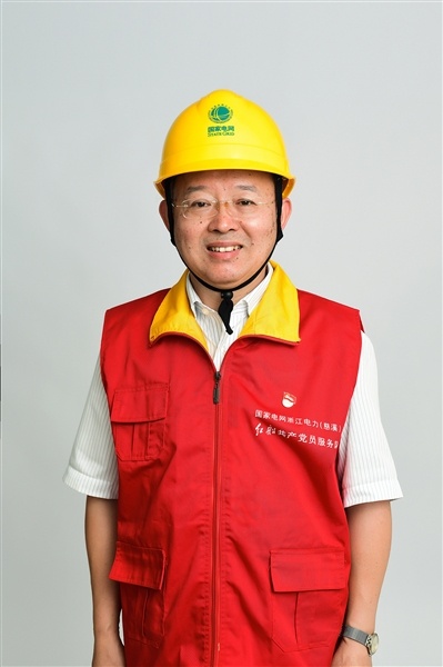 全國人大代表、國網(wǎng)浙江慈溪市供電公司客服中心社區(qū)經(jīng)理錢海軍——讓訴訟服務之光照亮千家萬戶