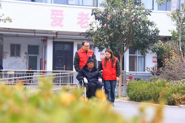 國網汝陽縣供電公司開展志愿服務 弘揚雷鋒精神