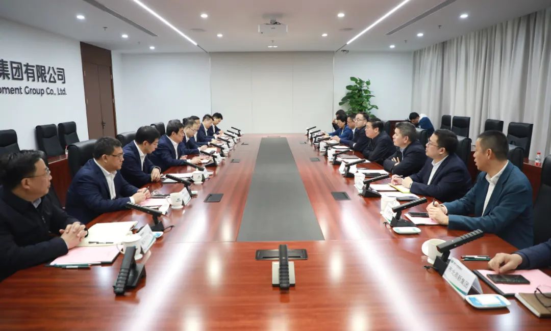 中國電氣裝備黨委書記、董事長白忠泉會見上海市靜安區(qū)委書記于勇