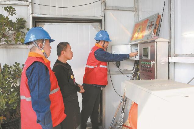 國網(wǎng)牡丹江共產黨員服務隊排除隱患服務農業(yè)園區(qū)用電