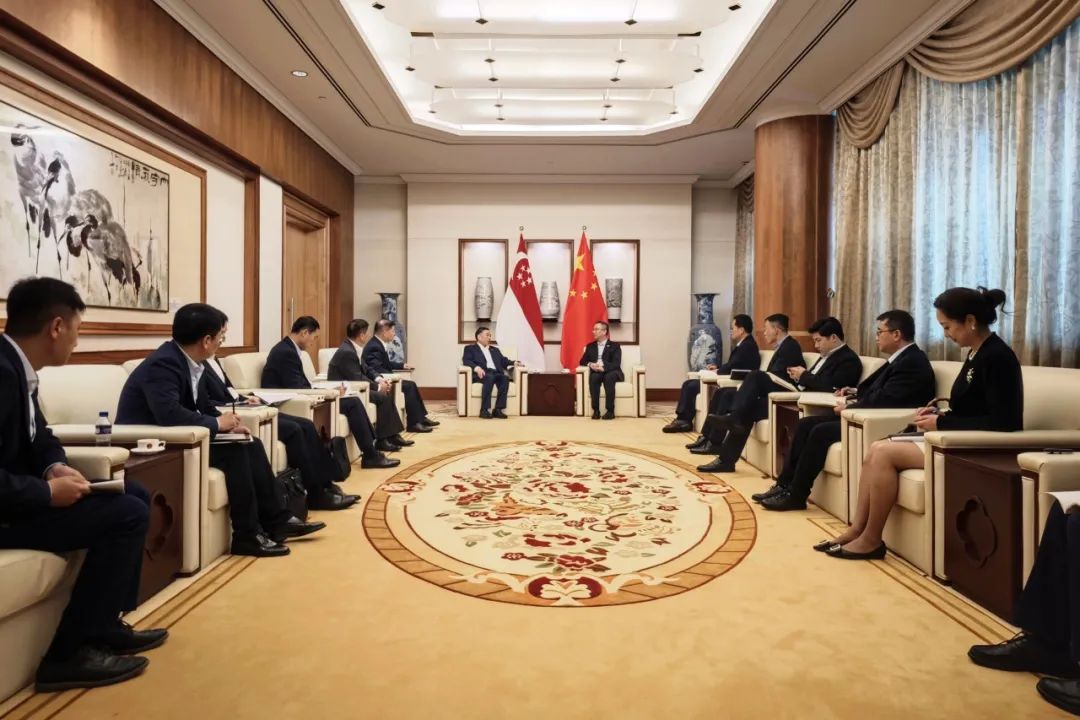 中國(guó)能建黨委書記、董事長(zhǎng)宋海良與中國(guó)駐新加坡大使館臨時(shí)代辦朱憬會(huì)談