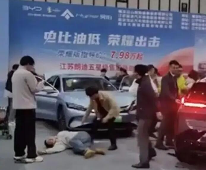 突然啟動(dòng)!參展車撞傷5人，車企最新回應(yīng)