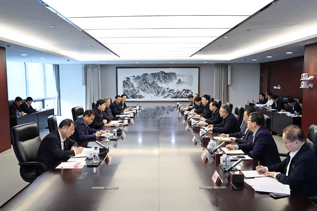 華電集團(tuán)董事長(zhǎng)江毅、總經(jīng)理葉向東與國(guó)家電網(wǎng)董事長(zhǎng)、黨組書(shū)記張智剛會(huì)談