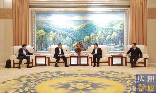慶陽(yáng)市委書記黃澤元、市長(zhǎng)周繼軍與山東能源集團(tuán)黨委書記、董事長(zhǎng)李偉一行座談