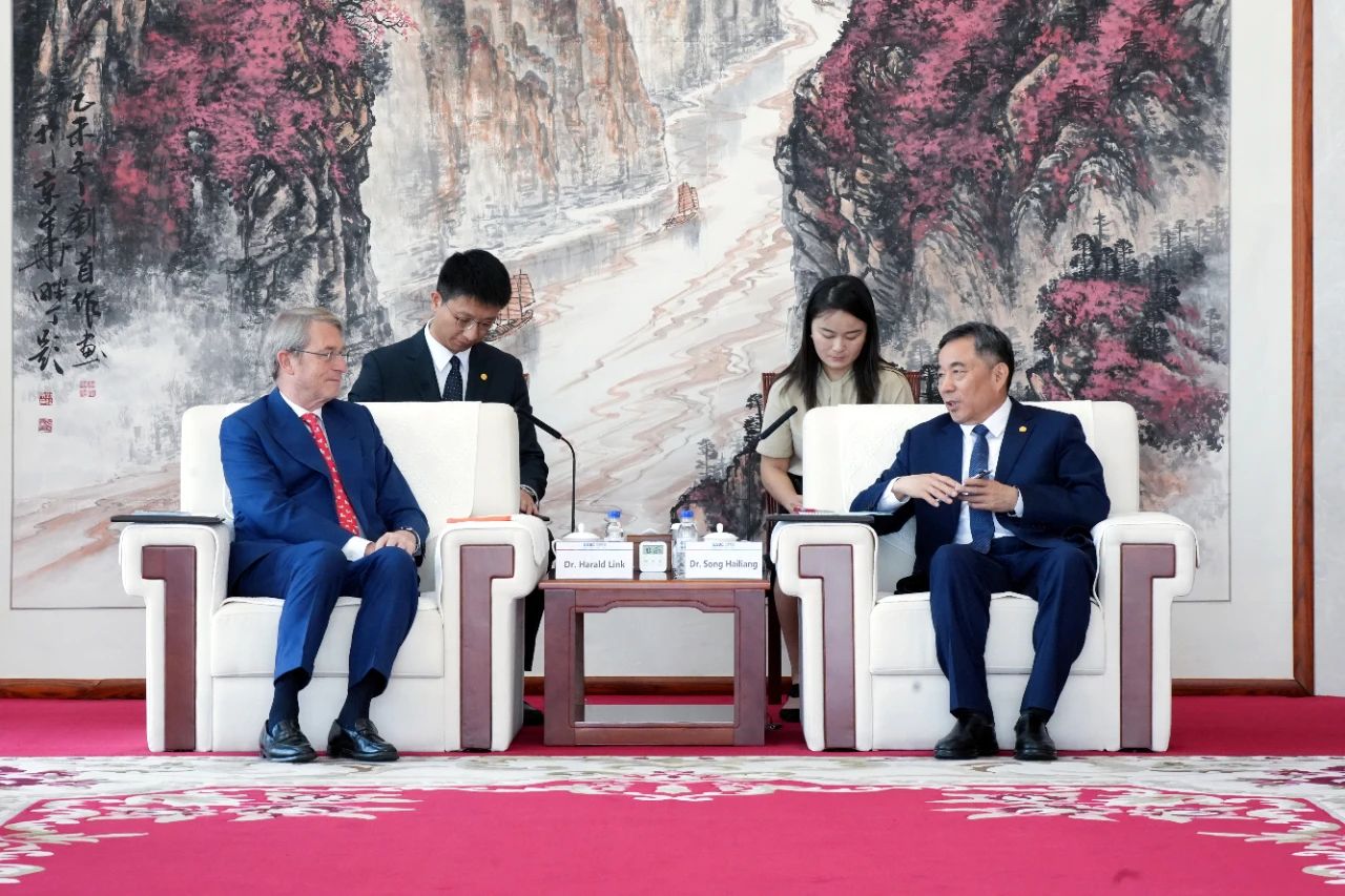 中國能建董事長宋海良與泰國比格集團(tuán)董事長哈羅德·林克會(huì)談