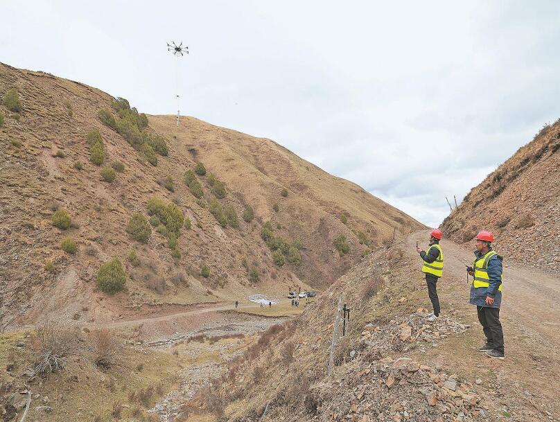 海拔4000米，重載無人機吊運工程物資