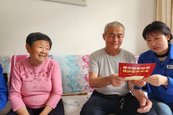 內(nèi)蒙古電力公司烏海千里山供電公司黨支部、工會、團支部（青工委）開展“蒙電愛心光明行”保密宣傳活動