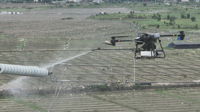 海南電網(wǎng)首次開展規(guī)?；療o人機沖洗作業(yè)