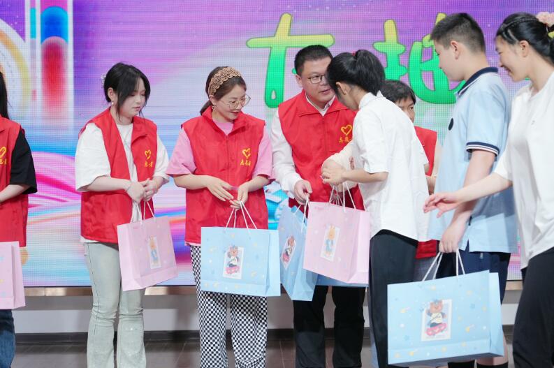 中國(guó)能建江蘇電建一公司開展“六一”志愿慰問(wèn)活動(dòng)