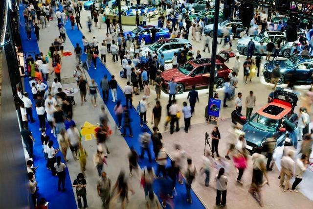 新能源車(chē)，熱!燃油車(chē)，冷!