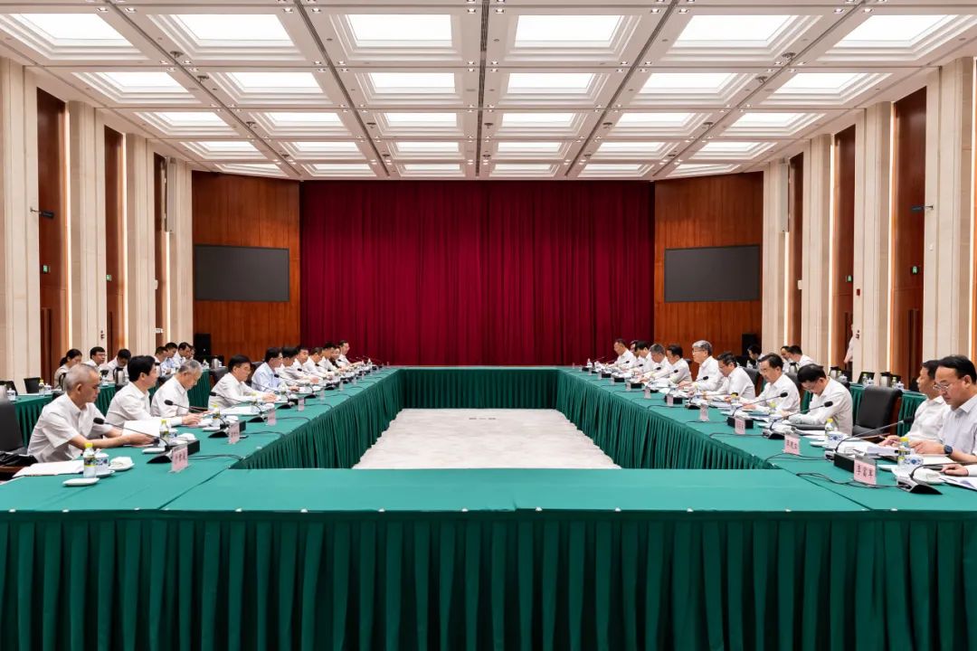 國家能源集團(tuán)黨組書記、董事長劉國躍與廣西壯族自治區(qū)人民政府主席藍(lán)天立舉行工作會(huì)談