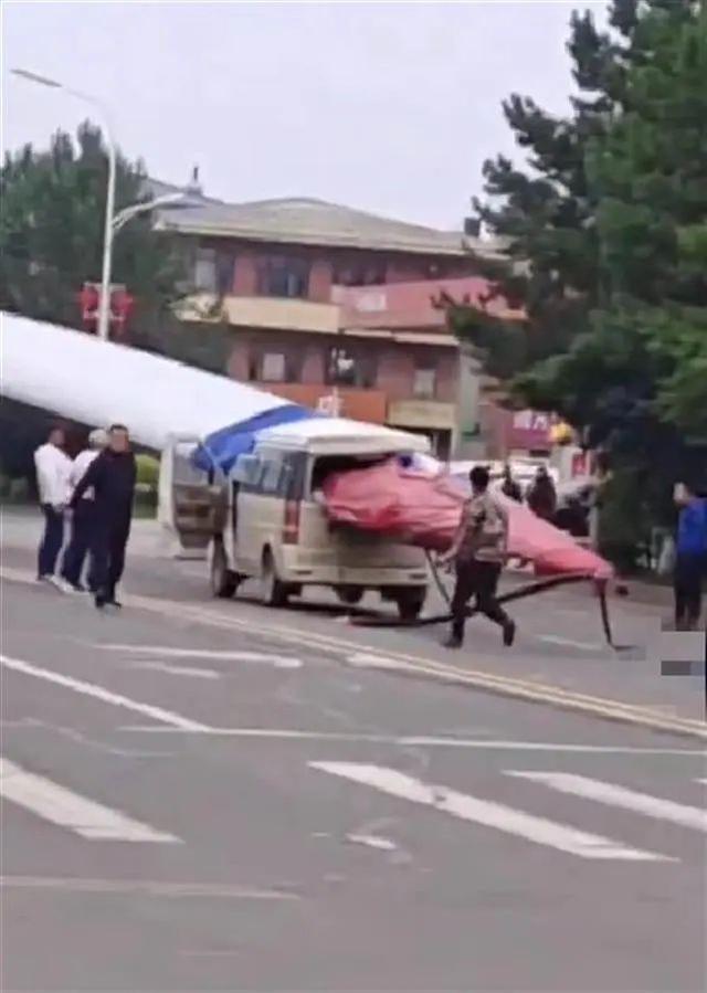 黑龍江一面包車被風(fēng)電機(jī)葉片刺穿，知情人：車上載有7人