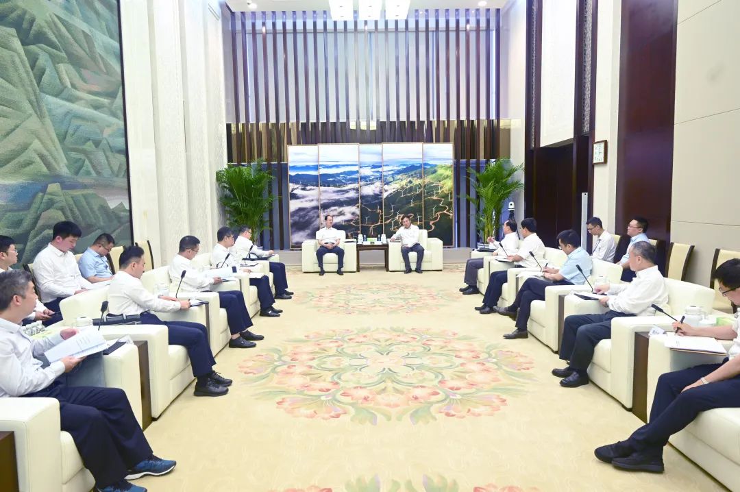 中國(guó)電建黨委書(shū)記、董事長(zhǎng)丁焰章與國(guó)家電投黨組書(shū)記、董事長(zhǎng)劉明勝會(huì)談