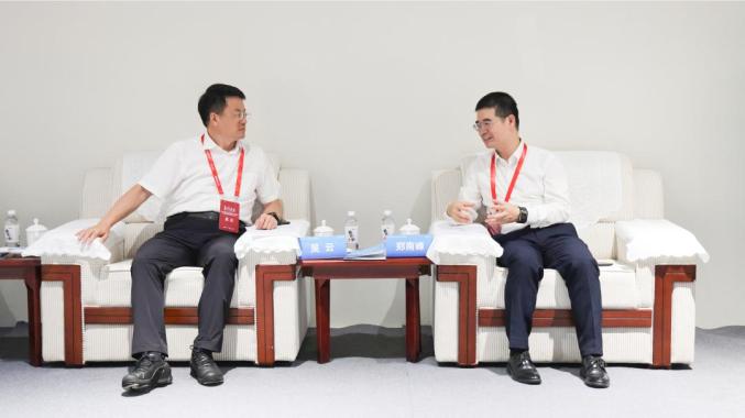 吳云與中國科學(xué)院院士、中國氫能聯(lián)盟戰(zhàn)略指導(dǎo)委員會委員、廈門大學(xué)教授鄭南峰座談