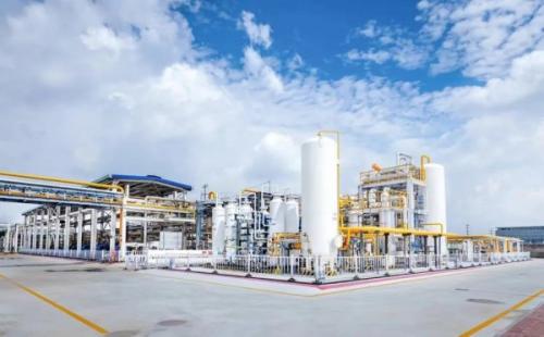 在百年上海龍華機(jī)場(chǎng)變身開(kāi)展城市更新的上海徐匯西岸地區(qū)，一座傾注綠色低碳技術(shù)的“零碳樓”拔地而起，即將進(jìn)入建筑環(huán)節(jié)中最忙碌、最繁瑣的裝修工程階段。這座“綠色建筑”是東航資產(chǎn)在民航建筑領(lǐng)域的創(chuàng)新探索成果，