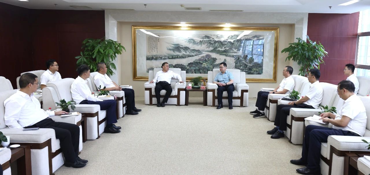 大唐四川公司黨委書(shū)記、董事長(zhǎng)梁華與中建八局西南分公司黨委書(shū)記、董事長(zhǎng)李彪會(huì)談