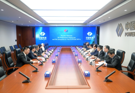 中國電建黨委書記、董事長丁焰章與沙特國際電力和水務公司董事長阿布納亞舉行會談