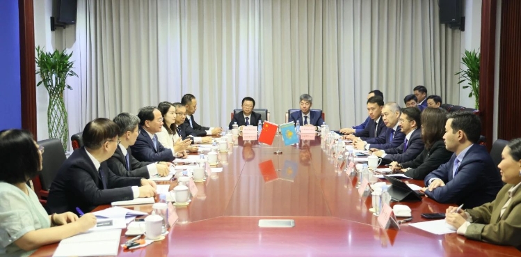 金壯龍會(huì)見哈薩克斯坦數(shù)字發(fā)展、創(chuàng)新和航空航天工業(yè)部部長扎斯蘭·馬季耶夫