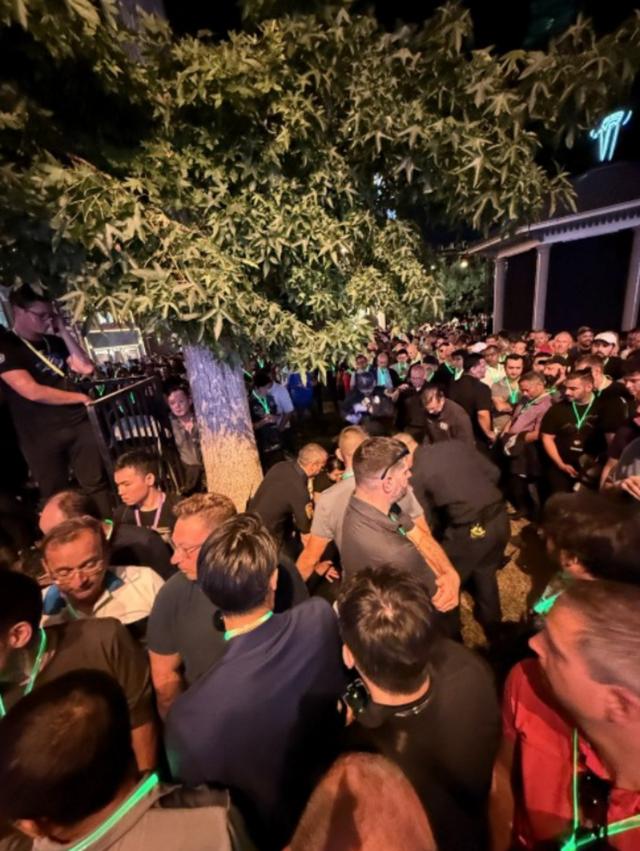 馬斯克：現(xiàn)場有人突發(fā)疾病，特斯拉Robotaxi發(fā)布會(huì)推遲