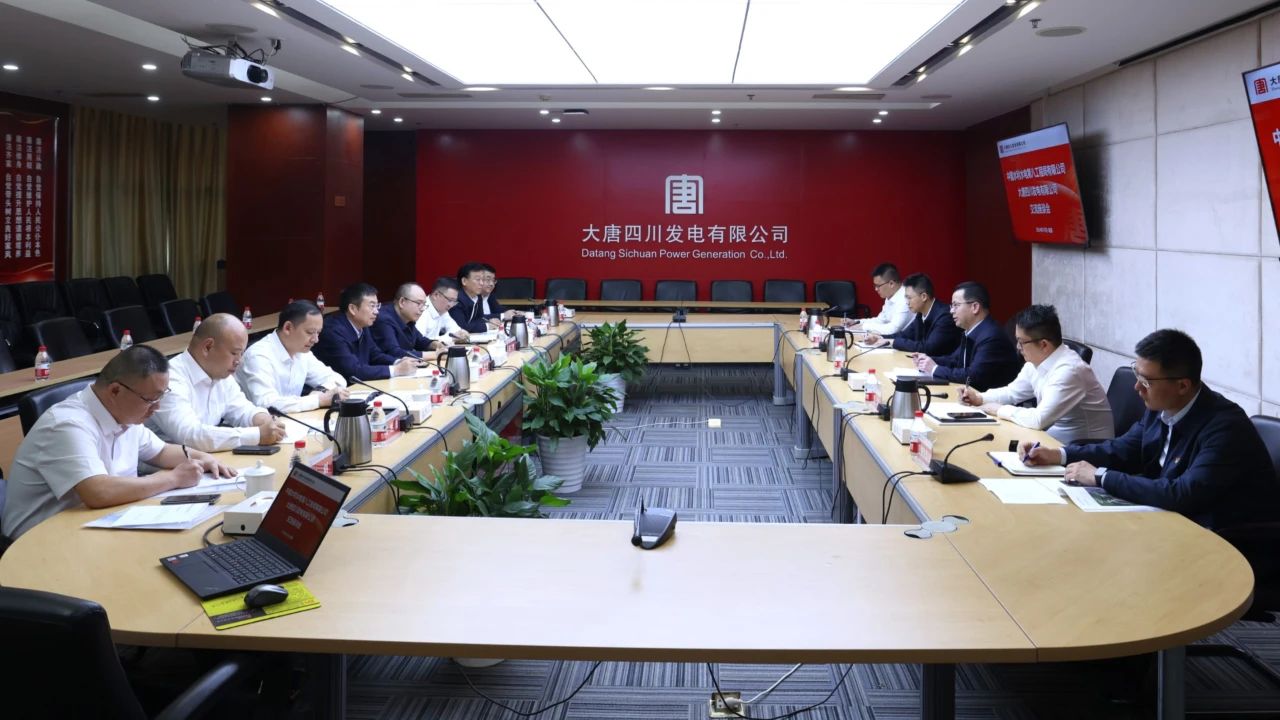 梁華與水電八局黨委書記、董事長姜清華會談