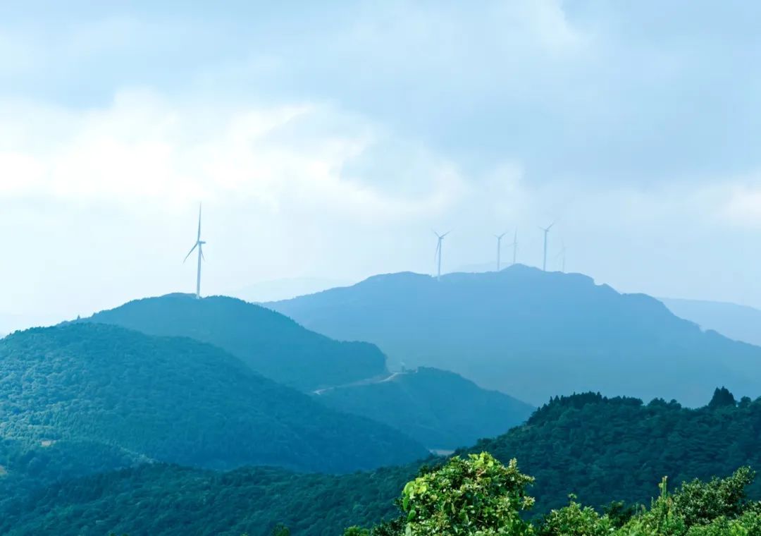 國家能源集團(tuán)廣西公司黨委書記、董事長李富軍赴天堂頂風(fēng)電場調(diào)研