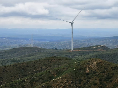 6.7兆瓦 國(guó)內(nèi)陸上最大混塔風(fēng)機(jī)吊裝圓滿(mǎn)完成