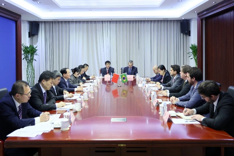 金壯龍會(huì)見巴西通信部部長菲略