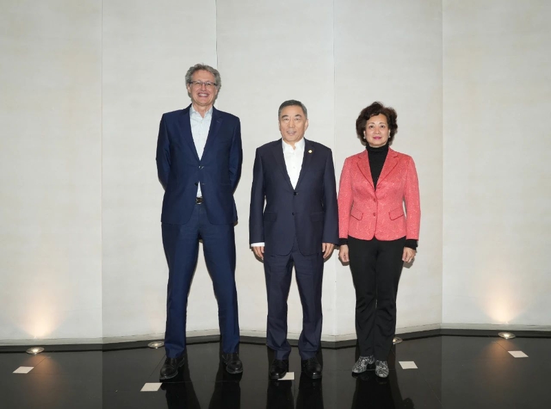 中國能建黨委書記、董事長宋海良與西班牙中國會創(chuàng)始會長陳弘夫婦會談