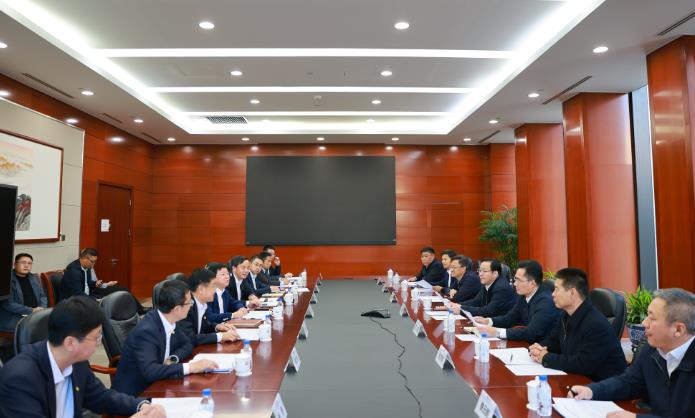 中國(guó)能建黨委委員、總經(jīng)濟(jì)師周小能與呼倫貝爾市委書(shū)記王旺盛會(huì)談