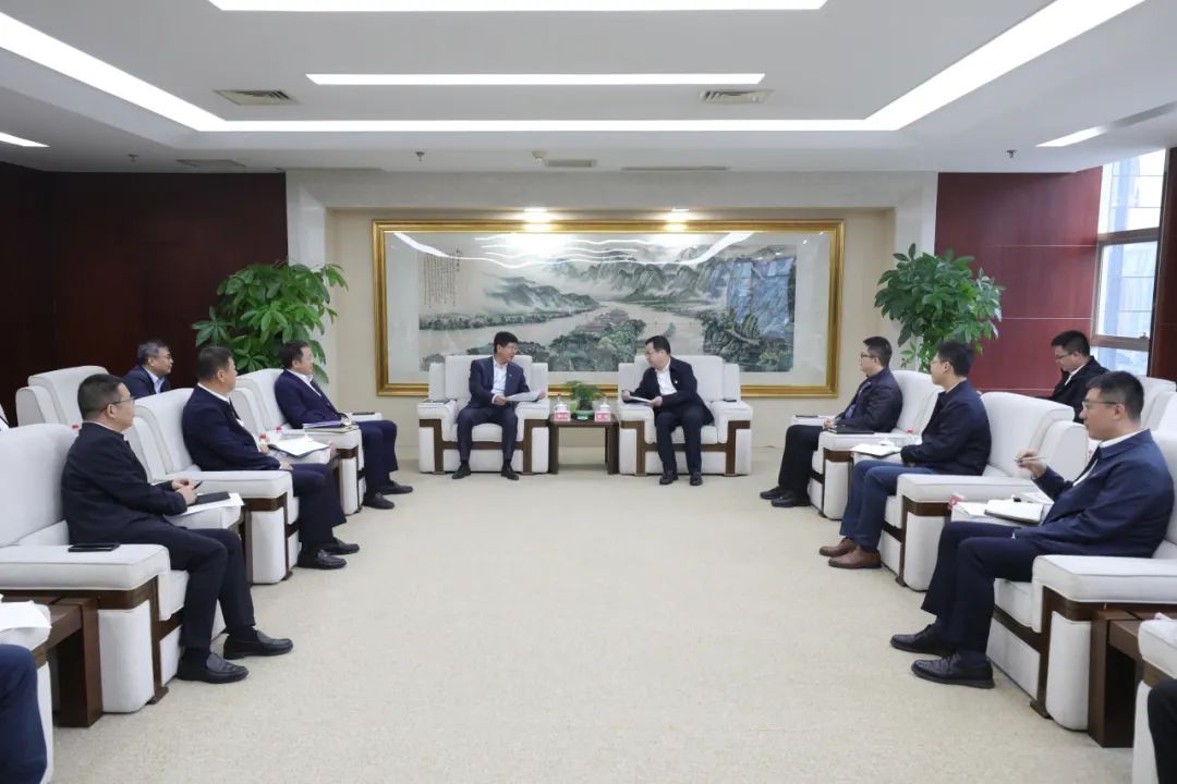 大唐四川公司黨委書記、董事長梁華與中能建西南區(qū)域總部黨委書記、總經(jīng)理，中能建西南投資公司黨委書記、董事長鄒小川會談