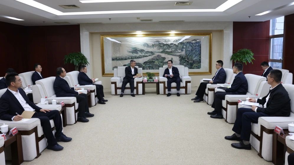 大唐四川公司黨委書記、董事長梁華與中建新疆建工黨委副書記、總經(jīng)理吳剛柱會談