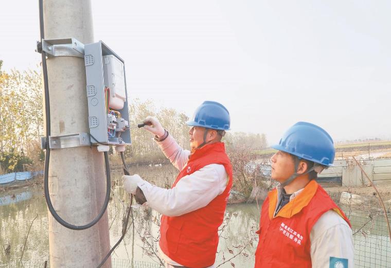 農(nóng)田塘口通上動力電 村民抽水用電有保障