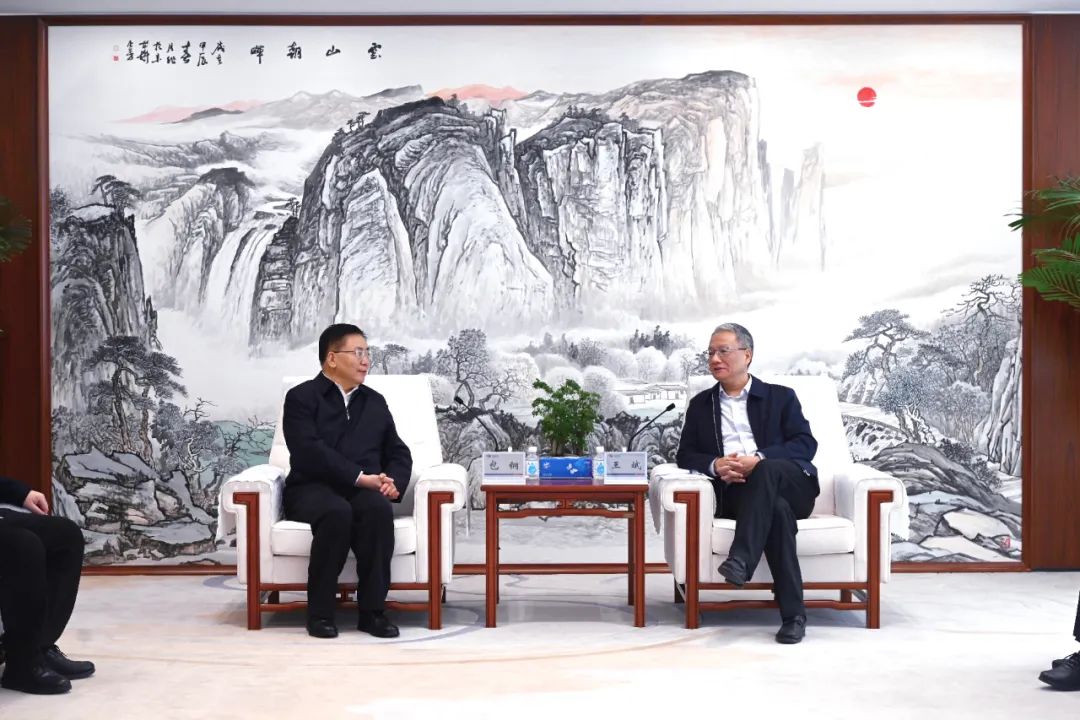 中國(guó)電建黨委副書記、總經(jīng)理王斌與內(nèi)蒙古自治區(qū)黨委常委、呼和浩特市委書記包鋼會(huì)談