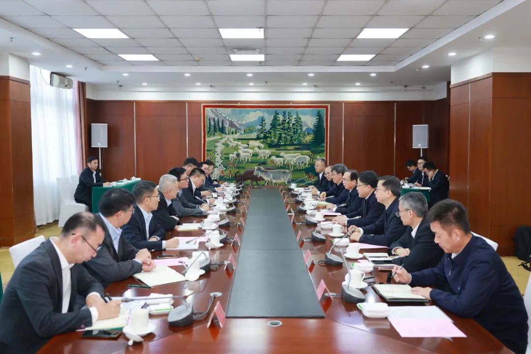 華電集團黨組書記、董事長江毅與上海電氣黨委書記、董事長吳磊舉行會談