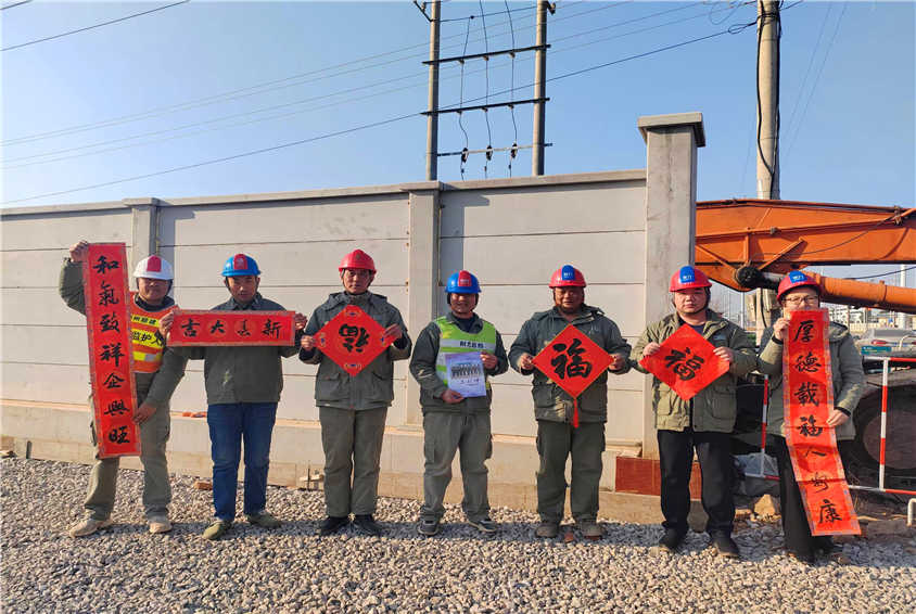 湖北荊力總包公司開展走進重點工程項目部，送文化到工地一線慰問活動