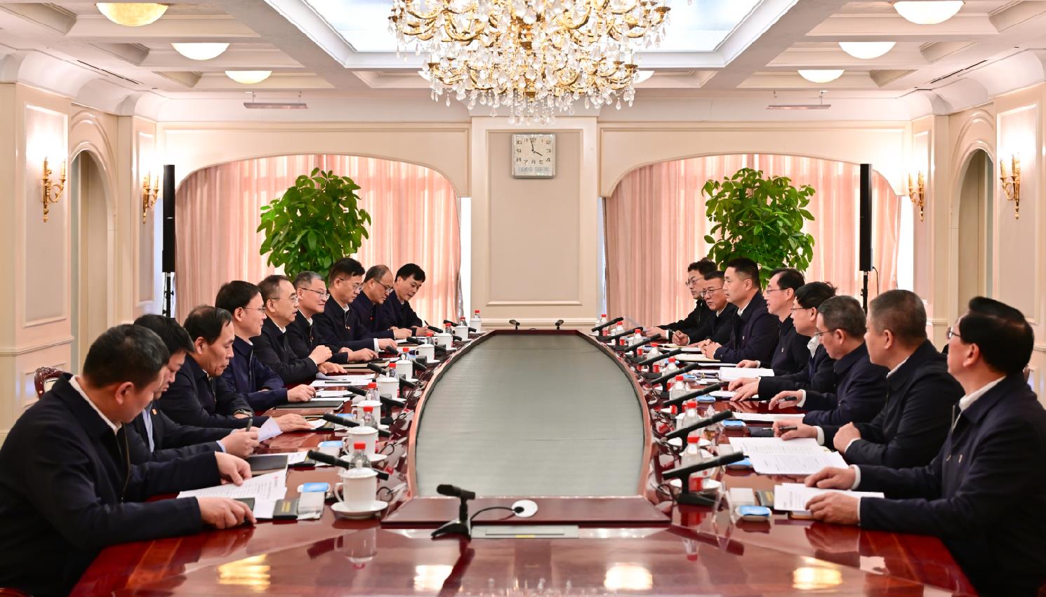 大唐集團(tuán)董事長鄒磊、總經(jīng)理張傳江與中國安能董事長陳奕輝、總經(jīng)理周慶豐會談