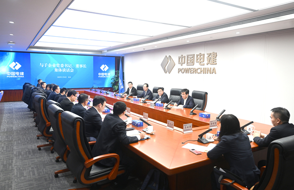 丁焰章與新任職子企業(yè)黨委書(shū)記、董事長(zhǎng)進(jìn)行集