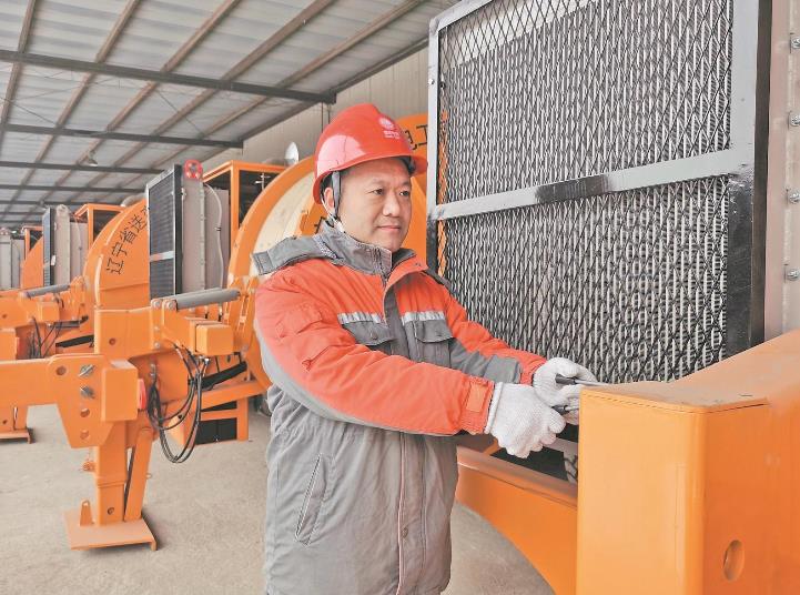 【國網(wǎng)特等勞?！筷愓穑簞?chuàng)新攻堅步履不停 破解電網(wǎng)施工難題