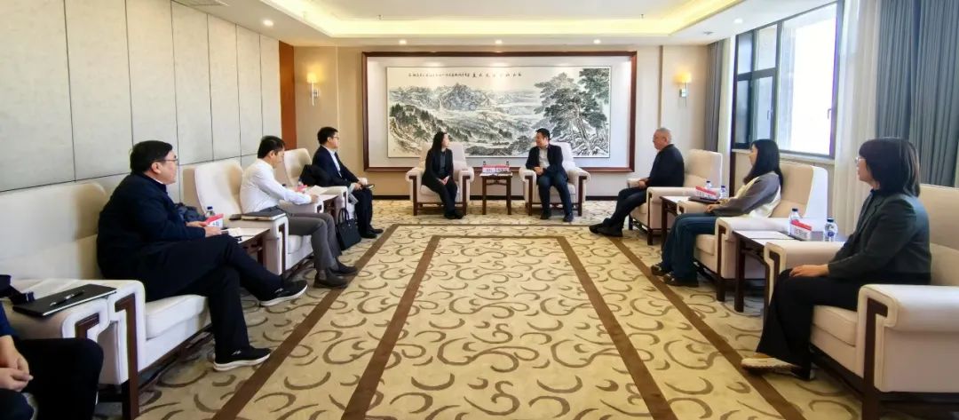 中國(guó)農(nóng)業(yè)銀行吉林省分行黨委委員、副行長(zhǎng)兼長(zhǎng)春分行黨委書記、行長(zhǎng)曹紅一行拜訪華電吉林公司