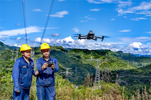 國網(wǎng)重慶超高壓公司：科技護(hù)航輸電線路安全運(yùn)行