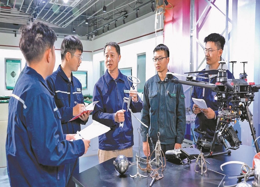 福建廈門供電公司陳國(guó)信勞模創(chuàng)新工作室 把現(xiàn)場(chǎng)難題轉(zhuǎn)化為創(chuàng)新課題