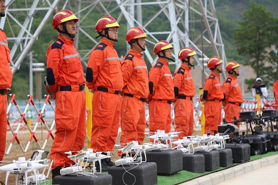 國(guó)網(wǎng)天水供電公司無(wú)人機(jī)班組里的 “老兵飛手” 用堅(jiān)守續(xù)寫軍人本色