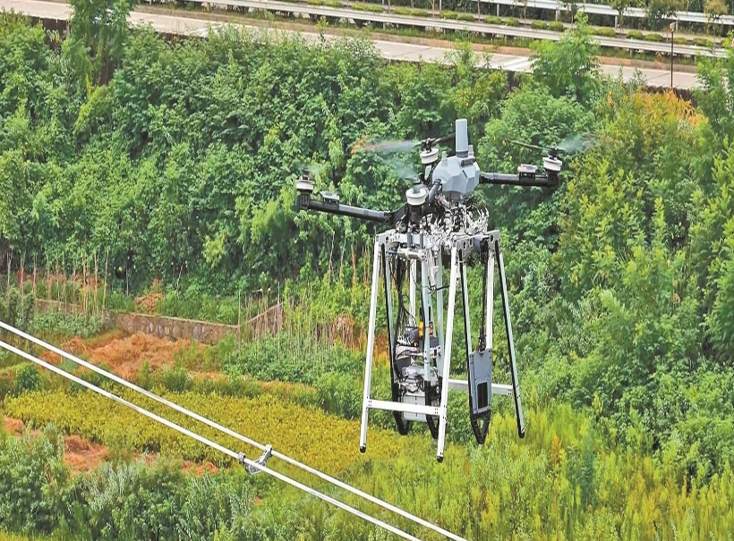 湖南送變電公司自主研發(fā)雙分裂導(dǎo)線間隔棒智能安裝無(wú)人機(jī)