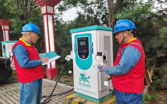 國網(wǎng)渭南供電公司：充電樁安全“大體檢” 護(hù)航出行“電力十足”